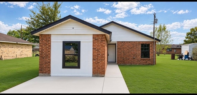 733 Pine Avenue - Photo 1