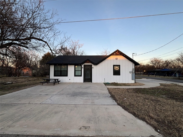 300 Avenue B - Photo 1