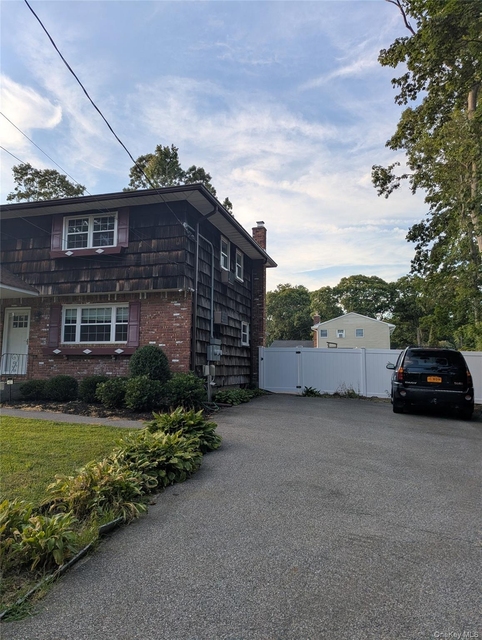 423 Clarice Boulevard - Photo 1