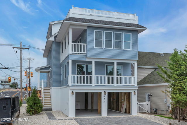 724 Bay Avenue - Photo 1