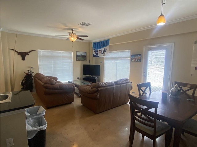 910 W 25th St - Photo 1