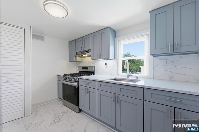 76 Schuyler - Photo 1