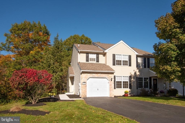 1262 Oxford Circle - Photo 1