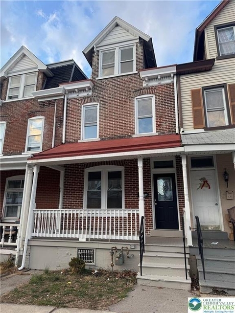 915 W Washington Street - Photo 1