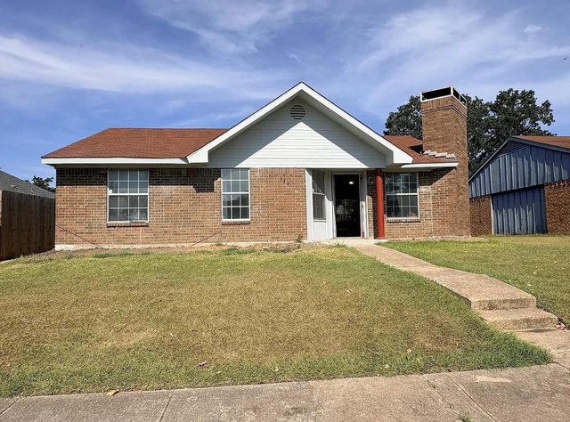 939 Carom Way - Photo 1