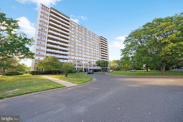 904 Barclay Towers - Photo 1