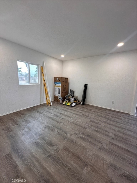 371 S R - Photo 1