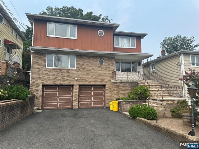 123 E Harwood - Photo 1